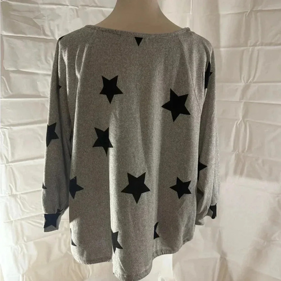 Adrienne Vittadini Gray Star Print Scoop Neck 3/4 Sleeve Blouse - Picture 2 of 7